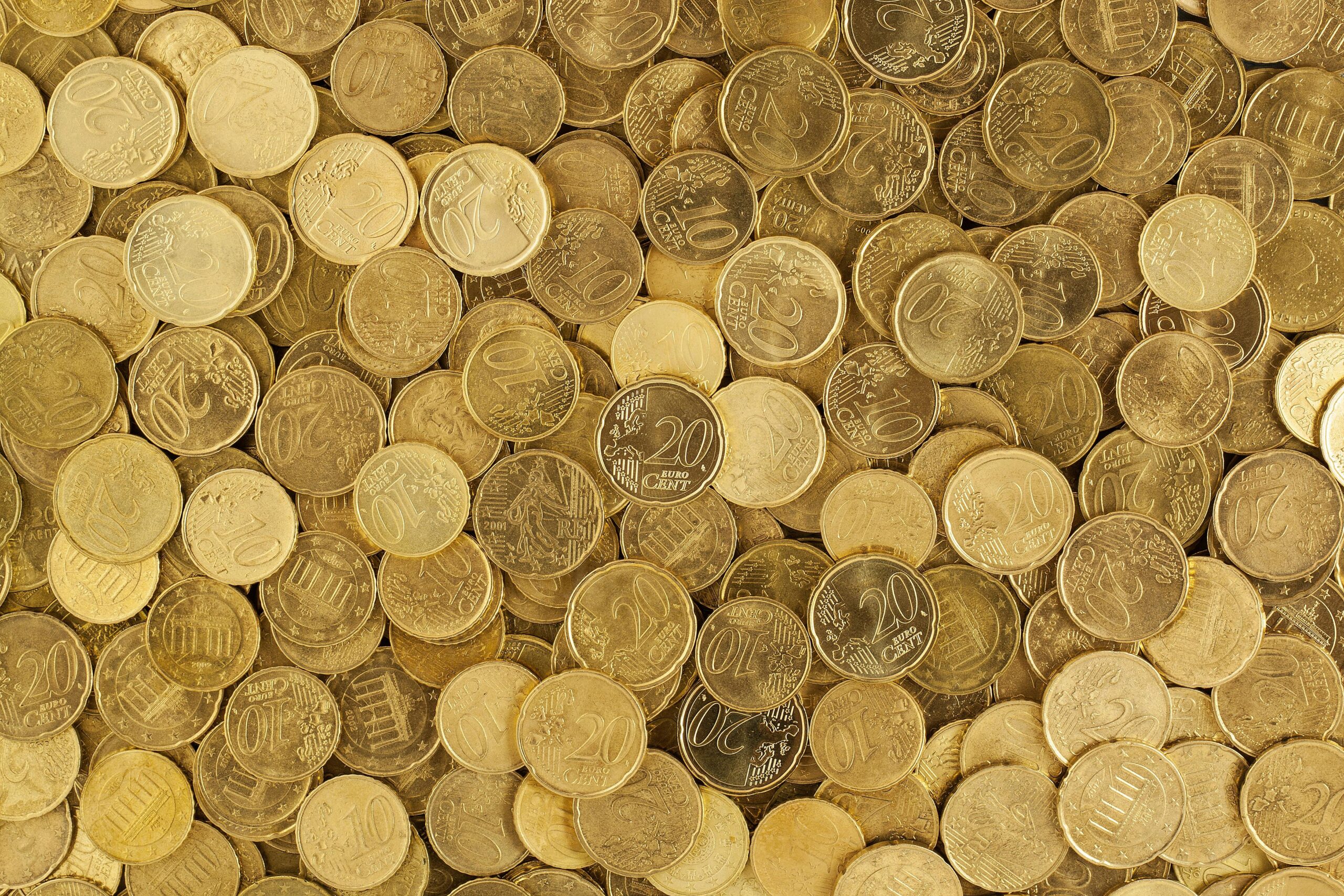 Many 20 Euro coins. Photo by Pixabay.
